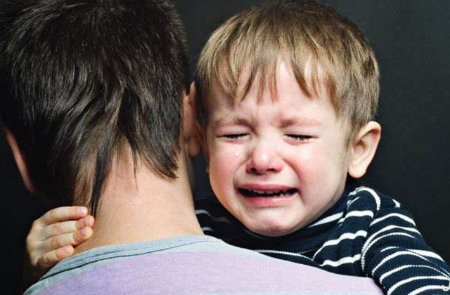 孩子哭闹,家长言传身教,认知自身情绪：面对孩子的哭闹和发脾气，家长应该“言传身教”！