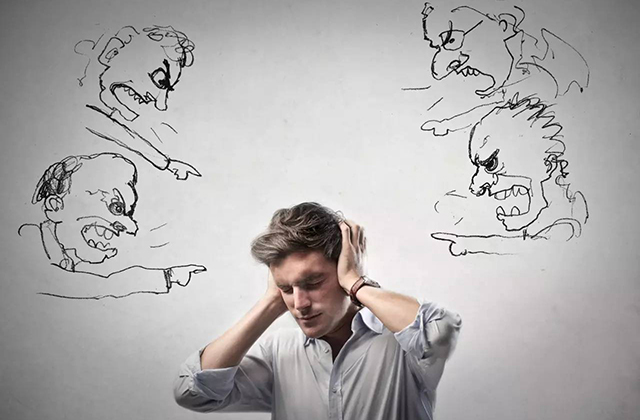 你是否活在他人看法的世界里? 在意他人看法,被完美,逃避苛责:你是否活在他人看法的世界里?