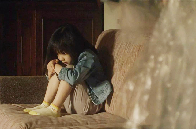 反应性虐待:15岁少女情绪崩溃当街动手打母亲 反应性虐待,女孩打母亲,家长精神虐待:反应性虐待:15岁少女情绪崩溃当街动手打母亲